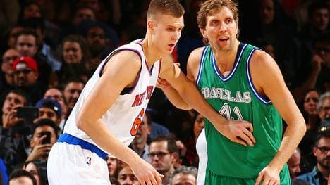 Dirk Nowitzki (l.) erzielte drei Punkte weniger als Kristaps Porzingis
