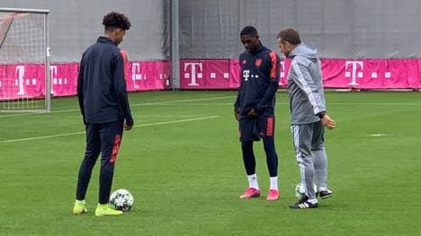 Chris Richards (l.) und Derrick Köhn waren beim ersten Training von Hansi Flick als Bayern-Cheftrainer (r.) dabei