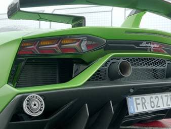 Für die einen ist es nur Lärm, für die anderen Musik in den Ohren: Motorensound! Je nach Bauart und Zylinder-Anzahl klingen Motoren komplett anders. Tim Schrick kennt sie alle und wird für „Triebwerk“ zum Dirigenten eines großen Motoren-Orchesters. Welcher Sound kann unseren Petrolhead am besten verzaubern?
Außerdem im Oldtimer-Check: Alex Wesselsky im VW T1. Ab 1950 startet der weltweite Siegeszug des Wolfsburger Kleintransporters: In Deutschland dient der VW Bus als Schrittmacher des Wirtschaftswunders, in Nordamerika wird er zum begehrten Freizeitmobil und zum Liebling der Surfer und Hippies.