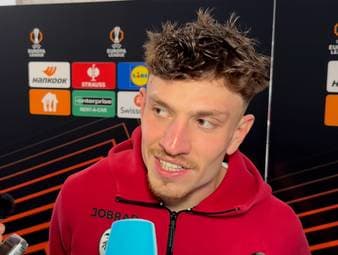 Der SC Freiburg verliert das Europa-League-Hinspiel bei Sporting Braga in der Nachspielzeit. Im Fokus: Torwart Noah Atubolu, der den Ball nach vorne abprallen ließ. Teamkollege Philipp Treu schützt den Schlussmann.
