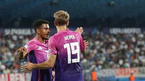 Ansgar Knauff (l.) und Nelson Weiper (r.) rücken in die Startelf der deutschen U21