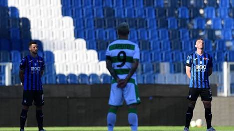 Robin Gosens (r.) und die anderen Spieler gedachten vor dem Re-Start der Opfer der Corona-Pandemie