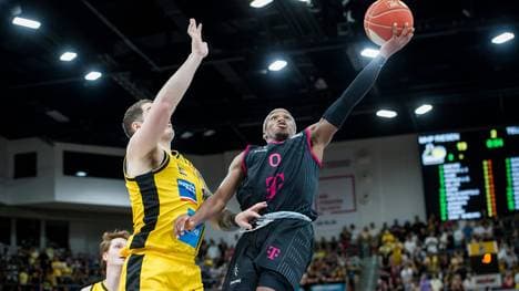 TJ Shorts (r.) ist mit 20 Punkten Topscorer für Bonn