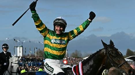 Jockey Paul Townend auf Sieger I Am Maximus 