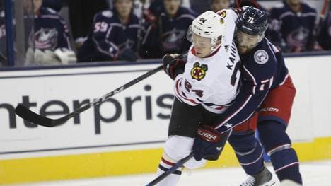 Dominik Kahun (l.) will mit den Chicago Blackhawks angreifen