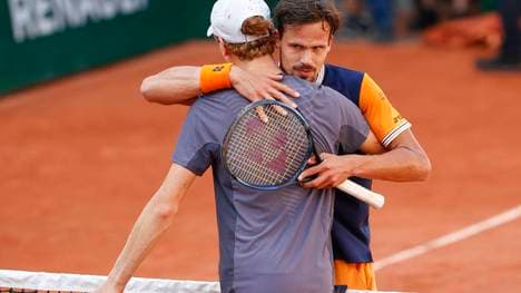 Daniel Altmaier (hinten) rang bei den French Open Jannik Sinner nieder