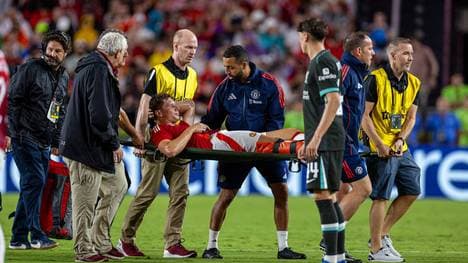 Will Fish musste mit einer Trage vom Platz gebracht werden. 