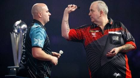 Ein erneuter WM-Triumph in seinem letzten Karrierespiel war Taylor nicht mehr gegönnt. Gegen Rob Cross (l.) verabschiedete er sich mit einer 2:7-Niederlage von der großen Bühne