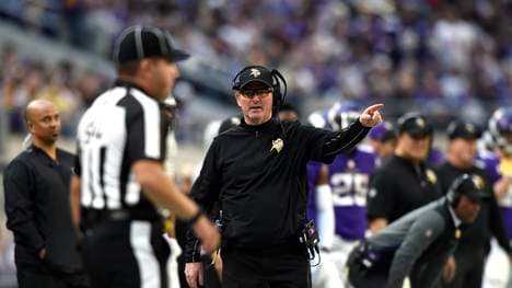 Hugo Cruz (l.) ist kein NFL-Schiedsrichter in der NFL mehr