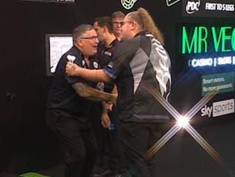 Gary Anderson gewinnt beim Grand Slam of Darts knapp gegen Beau Greaves mit 5:4. Das Spiel bereitet dem Publikum viel Freude.