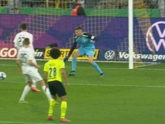 Borussia Dortmund hat im Pokal gegen den FC Ingolstadt Mühe, jubelt aber letztlich dank eines Doppelpacks von Joker Thorgan Hazard. Alle Tore und Highlights im Video.