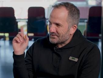 Manuel Baum spricht über den Sieg gegen den FC Bayern und wie sich die Mannschaft diesen Erfolg hart erarbeitet hat. Noch heute denkt er gerne an diesen Tag zurück. In seinen Augen wird dieser Sieg auch in Zukunft ein „day to remember“ bleiben.