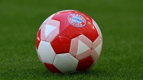 Fußball mit Logo des FC Bayern München
