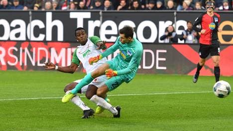 Rune Jarstein (r.) sah nach diesem Tritt gegen Sergio Cordova bei dessen Tor zum 2:0 die Rote Karte