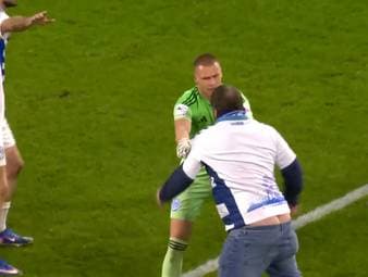 Wilde Szenen beim Drittliga-Topspiel zwischen dem MSV Duisburg und dem VfL Osnabrück. Kurz vor Ende des Spiels verschafft sich ein Flitzer Zutritt zum Rasen und muss von den Spielern der Zebras eingefangen werden.