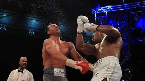 Anthony Joshua (r.) gewann den ersten Box-Kampf gegen Wladimir Klitschko