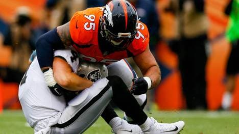 Raiders-Quarterback Derek Carr musste gegen die Broncos zwei Sacks einstecken und verletzte sich