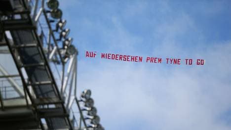 Ein Flugzeug mit diesem Banner flog über den St. James' Park