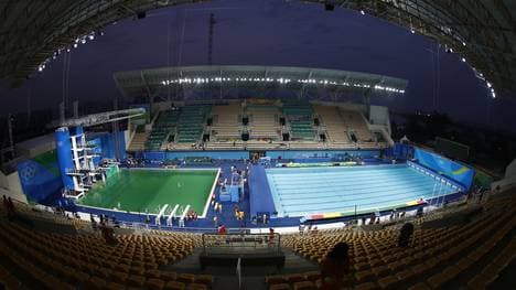 Das Wasser beim Turmspringen (l.) sorgte für einige Verwirrung