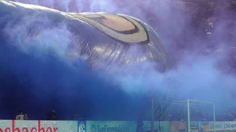 Die Schalke-Fans zündeten Pyro gegen den SC Freiburg