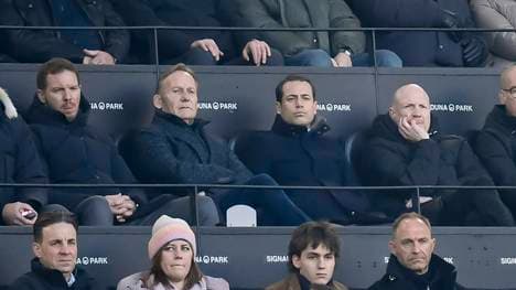 Lars Ricken (2.v.r.) auf der Tribüne im BVB-Stadion zwischen Hans-Joachim Watzke und Matthias Sammer (r.)