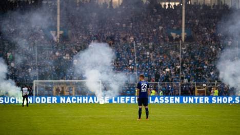 Das Playoff-Spiel zwischen Mannheim und Uerdingen musste wegen Pyrotechnik abgebrochen werden