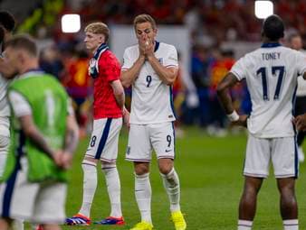 Ex-England-Star Andy Cole fordert, dass auch andere Stürmer die Chance bekommen sollten, sich bei den Three Lions zu beweisen. Der frühere Torjäger warnt vor einer zu großen Abhängigkeit von Harry Kane.