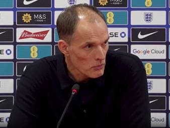 Harry Kane trifft doppelt und zieht mit 78 Länderspieltoren an Pelés Marke vorbei. Englands Trainer Thomas Tuchel spricht von einem Stürmer in perfekter physischer und mentaler Verfassung, der konstant liefert, mitarbeitet und die Offensive prägt.