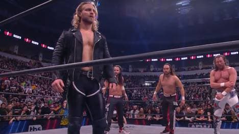 Hangman Page (l.) bekam am Ende von AEW Dynamite Hilfe von den Young Bucks und Kenny Omega (r.)