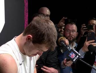 Der Quarterback der New England Patriots, Drake Maye, reagiert emotional nach dem verlorenen Super Bowl und bricht auf der Pressekonferenz plötzlich in Tränen aus. 