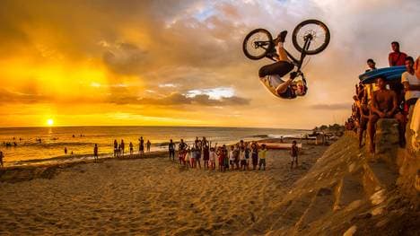 Danny MacAskill und Fabio Wibmer: Drop and Roll Ride auf den Philippinen
