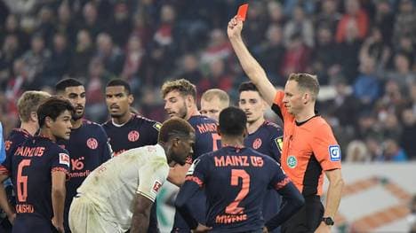 Schiedsrichter Sören Storks zeigt Samuel Essende die Rote Karte