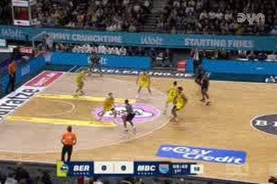 Spektakulärer Alley-oop entscheidet das Spiel!