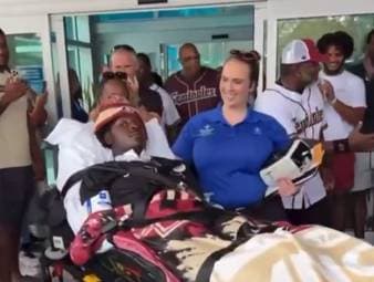 Das Football-Team der Florida State University hat einen Mitspieler bei seiner Entlassung aus dem Krankenhaus bejubelt.