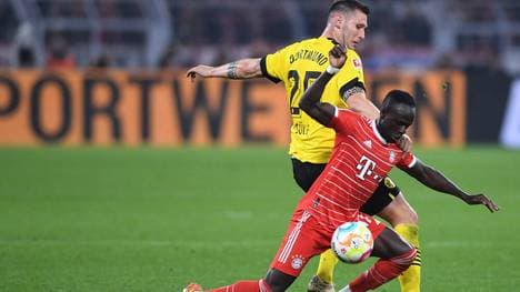 BVB-Star Niklas Süle (l., hier gegen Bayerns Sadio Mané) konterte die Kritik an seiner Fitness