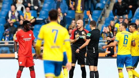 Braunschweig-Keeper Felix Dornebusch fliegt vom Platz