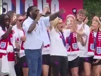 Star-Trainerin Sarina Wiegman ist eher für ihre ruhige Seite bekannt, doch als Sänger Burna Boy bei der EM-Feier der Lionesses auftauchte, kannte auch die Niederländerin kein Halten mehr.