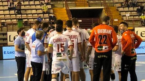 Die Handballer von Ademar León mussten auch während des Spiels Masken tragen