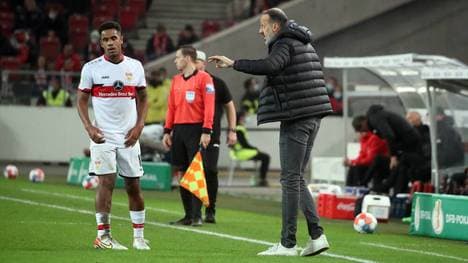 Daniel Didavi (L) spricht mit VfB-Trainer Pellegrino Matarazzo