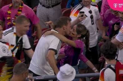 Nagelsmann holt sich Kuss bei Freundin ab