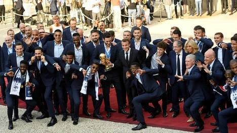 Die Weltmeister feiern ihren Coup zusammen mit Staatspräsident Emmanuel Macron