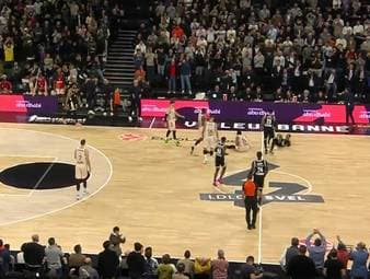 Nach sechs Niederlagen in Folge in der EuroLeague tritt der FC Bayern beim Tabellenletzten ASVEL Villeurbanne in Frankreich an. Bis tief ins Schlussviertel sieht es gut aus für die Münchner, aber dann gibt's ein dramatisches Déjà-vu.