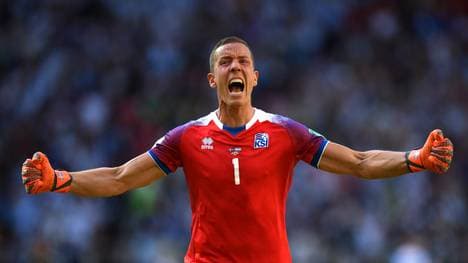 Islands Hannes Thor Halldorsson hielt einen Elfmeter von Lionel Messi