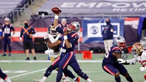 Cam Newton warf drei Interceptions