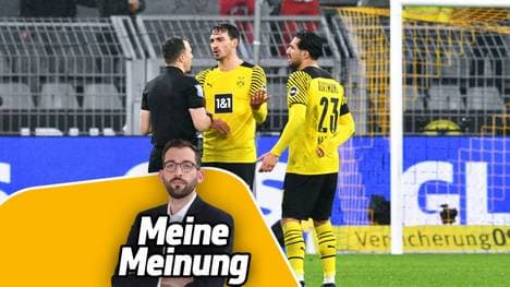 Mats Hummels (M.) und Emre Can (r.) reden auf Schiedsrichter Felix Zwayer ein