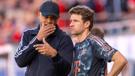 Vincent Kompany im Gespräch mit Thomas Müller