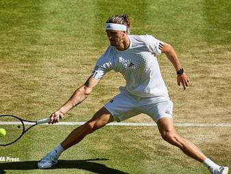 Alexander Zverev erreicht einen persönlichen Meilenstein und steht erstmals in seiner Karriere im Viertelfinale von Wimbledon. Für Jan-Lennard Struff endet die Reise hingegen gegen Titelverteidiger Jannik Sinner. 