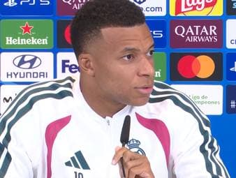 Kylian Mbappé äußert sich zu einer Frage eines Journalisten, er und Vini Jr. würden sich nur mäßig am Gegenpressing von Real Madrid beteiligen.