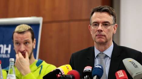 Insolvenzverwalter Gideon Boehm (r.) verkündete das Aus des HSV Handball