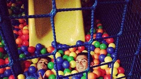 Spaß für Jung und Alt: Cristiano Ronaldo nimmt mit seinem Sohn ein Bällebad.